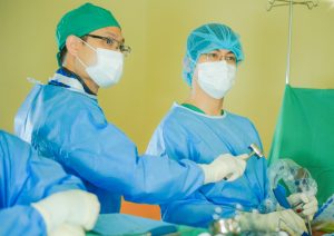 Hình ảnh bác sĩ thực hiện phẫu thuật cho bệnh nhân bị thoát vị đĩa đệm