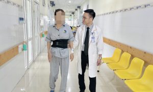 Hình ảnh bệnh nhân tập đi lại sau phẫu thuật bắt vít qua da