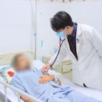 ĐẮP THUỐC, CẮT LỂ KHI BỊ RẮN CẮN, NGƯỜI ĐÀN ÔNG SỐC PHẢN VỆ NGUY KỊCH