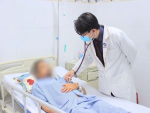 Hình ảnh bác sĩ thăm khám bệnh nhân bị rắn cắn