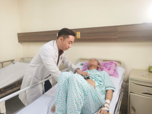 Hình ảnh bác sĩ thăm khám bệnh nhân u vùng tuyến tùng
