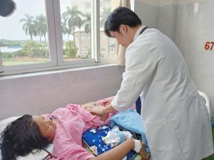 Hình ảnh bác sĩ thăm khám bệnh nhân tiền sản giật