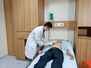 Hình ảnh bác sĩ thăm khám khối ưng thư vú