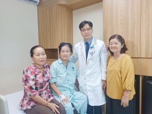 Hình ảnh bệnh nhân và bác sĩ ngày xuất viện