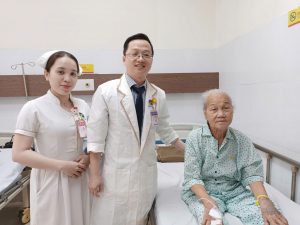 Bệnh nhân và các y bác sĩ ngày xuất viện