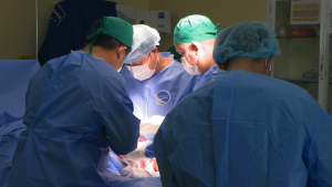 Hình ekip phẫu thuật cho bệnh nhân bị gãy liên mấu chuyển xương đùi