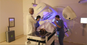 Ekip thực hiện xạ trị cho bệnh nhân ung thư phổi