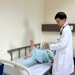 SUÝT MẤT “GIỜ VÀNG” VÌ ĐẾN NHẦM NƠI CẤP CỨU ĐỘT QUỴ: CỤ BÀ 80 TUỔI MAY MẮN ĐƯỢC TÁI THÔNG MẠCH NÃO KỊP THỜI