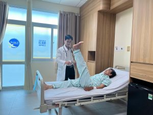 Hình ảnh bác sĩ thăm khám tình trạng bệnh nhân sau cấp cứu đột quỵ thức giấc