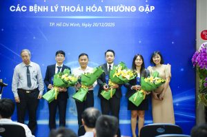 Tặng hoa và kỷ niệm chương cho báo cáo viên buổi hội thảo phẫu thuật nội soi và xu hướng ít xâm lấn trong điều trị các bệnh lý thoái hóa cột sống