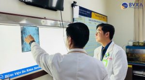 Các bác sĩ tư vấn về các phương pháp điều trị có thể thực hiện để làm sạch sỏi thận