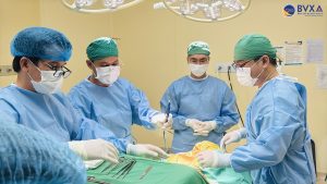 Hình ảnh ekip phẫu thuật dẫn lưu não thất ổ bụng