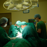 BỊ THANG MÁY KẸP CỔ LÚC LÀM VIỆC, NAM CÔNG NHÂN RƠI VÀO NGUY KỊCH