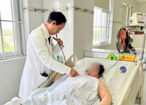 Hình ảnh bác sĩ thăm khám bệnh nhân trong quá trình hồi sức vì ăn nhằm nắm dại với nắm rơm