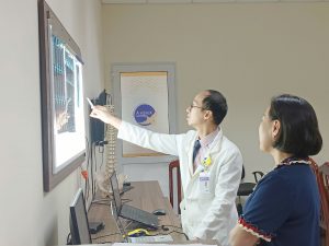 Bác sĩ tư vấn người nhà bệnh nhân A