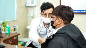 Hình ảnh bác sĩ thăm khám bệnh nhân