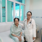 CỤ BÀ 71 TUỔI BỊ ZONA THẦN KINH BIẾN CHỨNG NẶNG, KHUYẾN CÁO TIÊM VẮC XIN PHÒNG BỆNH