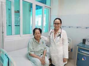 Bác sĩ và bệnh nhân bị zona thần kinh ngày xuất viện