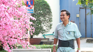 Bệnh nhân M tự đi lại sau 1 ngày phẫu thuật nội soi cột sống