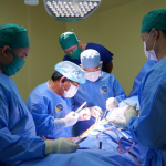 PHẪU THUẬT THÀNH CÔNG CA GÃY LIÊN MẤU CHUYỂN XƯƠNG ĐÙI PHỨC TẠP Ở BỆNH NHÂN 93 TUỔI