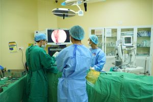 Hình ảnh ekip phẫu thuật cho bệnh nhân bị đột quỵ tuyến yên
