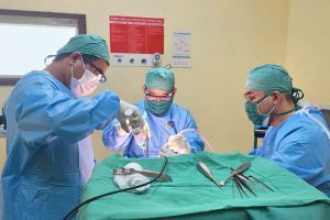 Hình ảnh ekip trong quá trình phẫu thuật cho bệnh nhân bị chấn thương sọ não