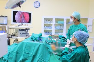 Hình ảnh ekip phẫu thuật cắt bỏ 1/2 thanh quản giúp người đàn ông thoát khỏi khó thở kéo dài