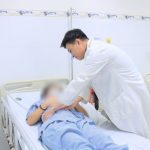 SỎI BÁM DÀY ĐẶC QUANH ỐNG SONDE JJ SAU 3 NĂM BỎ QUÊN TRONG NIỆU QUẢN