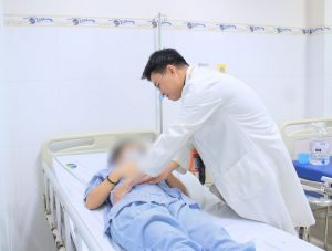 Hình ảnh bác sĩ thăm khám bệnh nhân