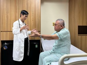 Hình ảnh bác sĩ thăm khám bệnh nhân đột quỵ