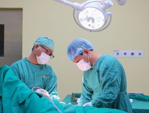 Hình ảnh quá trình phẫu thuật lấy dị vật cho người đàn ông tự nhét chai nhựa 20cm vào cơ thể