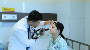 Hình ảnh bác sĩ khám mắt cho bệnh nhân bị u nhầy xoang sàng