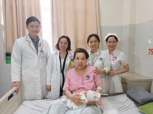 Hình ảnh bác sĩ, điều dưỡng và bệnh nhân bị nhau cài răng lược ngày xuất viện