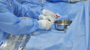 Hình ảnh ekip can thiệp luồn dụng cụ tắc mạch