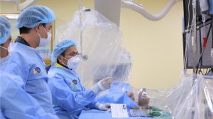 Hình ảnh ekip phẫu thuật can thiệp đặt stent mạch vành