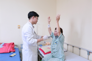 Bác sĩ thăm khám bệnh nhân sau mổ
