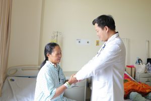 Hình ảnh bác sĩ thăm khám bệnh nhân