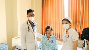 Hình ảnh bác sĩ và bệnh nhân ngày xuất viện sau điều trị ho ra máu