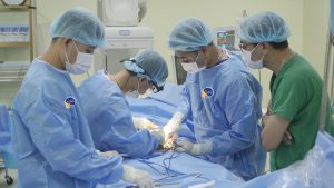 Hình ảnh ekip can thiệp túi phình động mạch chủ bụng