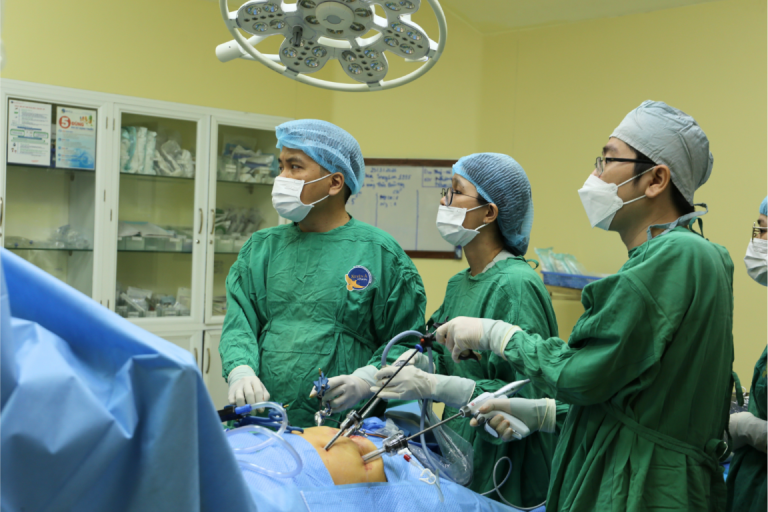 12 GIỜ PHẪU THUẬT LOẠI BỎ KHỐI U TỤY KHỔNG LỒ CHO CÔ GÁI CAMPUCHIA