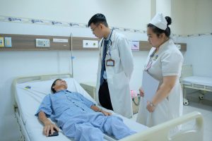 Hình ảnh bác sĩ thăm khám bệnh nhân điều trị sau khi ho ra máu