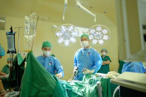 Hình ảnh bác sĩ phẫu thuật