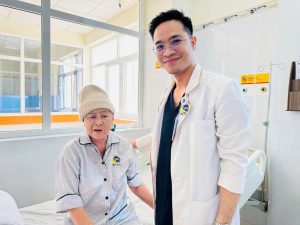 Hình ảnh bệnh nhân và bác sĩ sau khi phẫu thuật u màng não