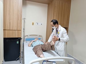 Bác sĩ thăm khám bệnh nhân A sau điều trị hẹp ống sống