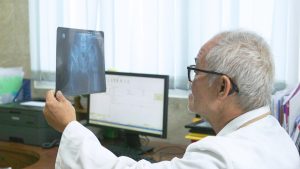 Hình ảnh TTƯT. BS. CKII. Phan Văn Tiếp xem phim vùng dị tật