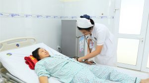 Hình ảnh điều dưỡng chăm sóc bệnh nhân sau can thiệp rung nhĩ