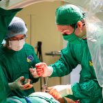 GHÉP XƯƠNG NHÂN TẠO – GIẢI PHÁP ĐỘT PHÁ BẢO TỒN KHỚP HÁNG CHO BỆNH NHÂN HOẠI TỬ CHỎM XƯƠNG ĐÙI