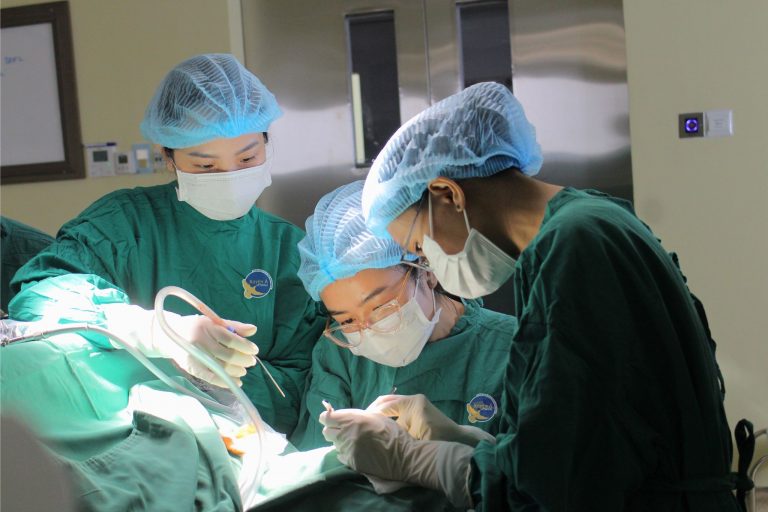 PHẪU THUẬT NỘI SOI VÁ NHĨ CHO NGƯỜI PHỤ NỮ THỦNG MÀNG NHĨ DO VIÊM TAI KÉO DÀI