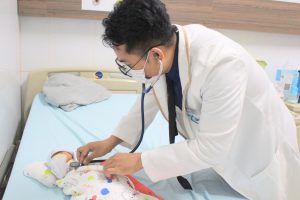 Hình ảnh bác sĩ Nhi khám cho bé