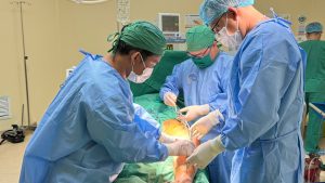 Hình ảnh ghi nhận trong ca phẫu thuật cho bệnh nhân tai nạn giao thông